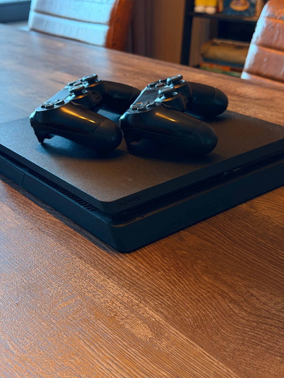 PlayStation 4 Slim 1TB met 2 controllers en 7 games, Ophalen, Met games, Met 2 controllers, Zo goed als nieuw