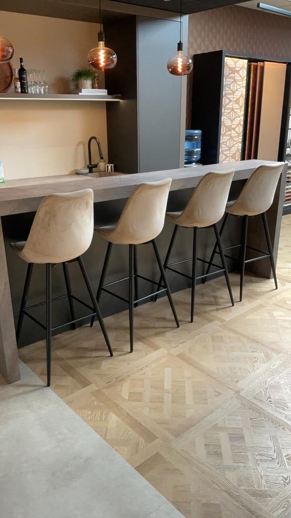 Barkrukken velours beige / zand 4 stuks, 2 krukken, Ophalen, Zo goed als nieuw, 60 tot 90 cm