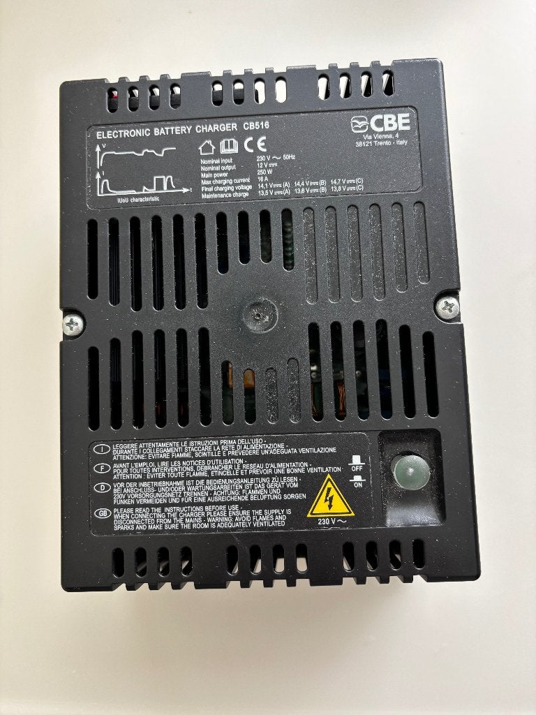 CBE ACCULADER CB516-12V/16A (twee stuks)