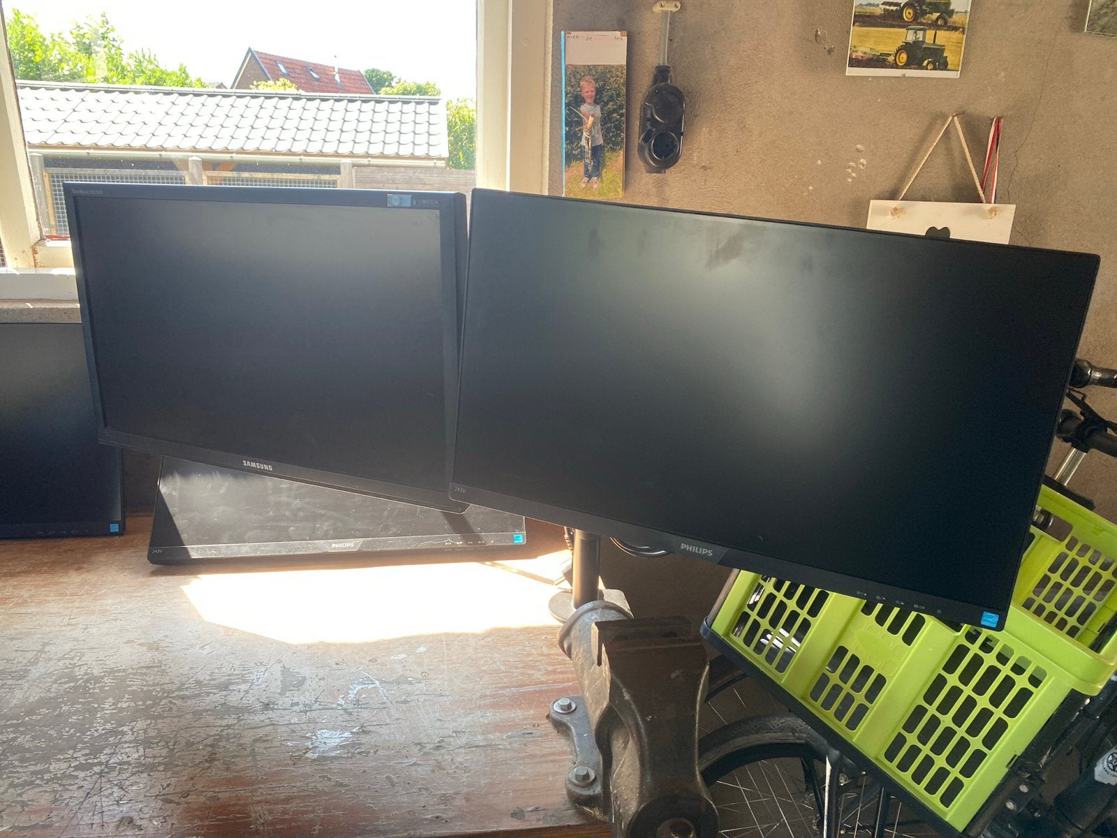 6 Beeldschermen met 3 Ergotron monitorstandaarden, In hoogte verstelbaar, Full HD, 60 Hz of minder, Ophalen