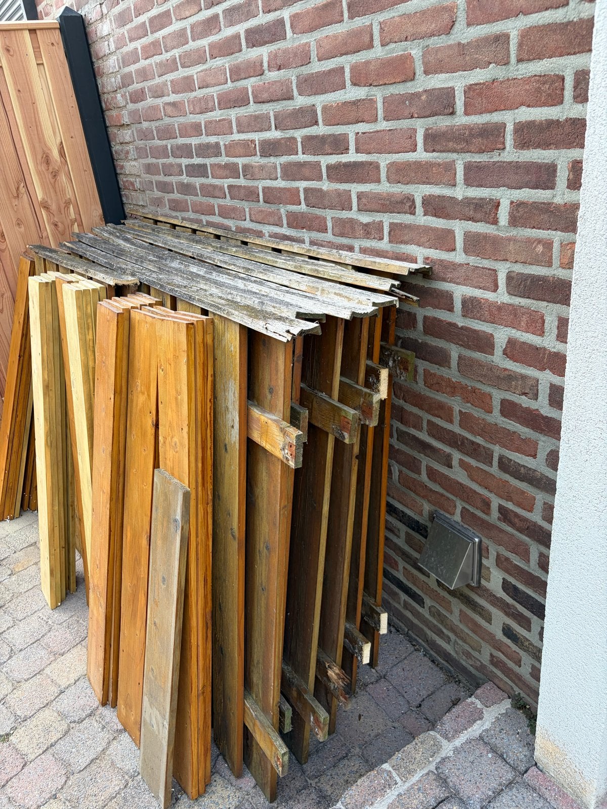 Schuttingdelen en losse planken (opknapbeurt nodig), Ophalen, Minder dan 3 meter, Hout, 1 tot 2 meter