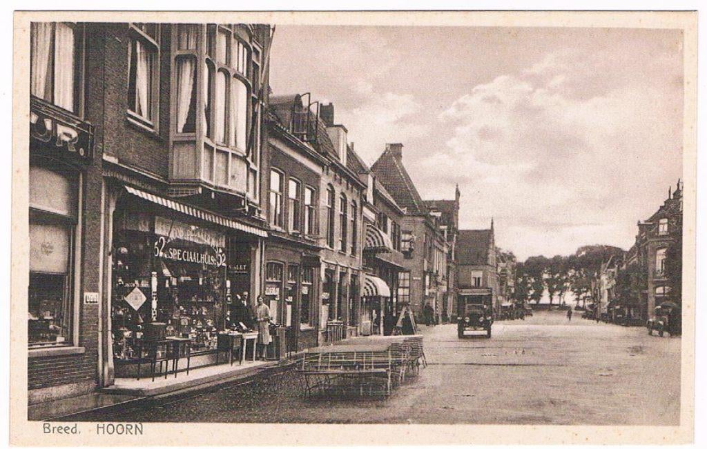Hoorn jaren '20. Breed met het echtpaar Blokker voor winkel., Verzamelen, Ansichtkaarten | Nederland, Ophalen of Verzenden, 1920 tot 1940