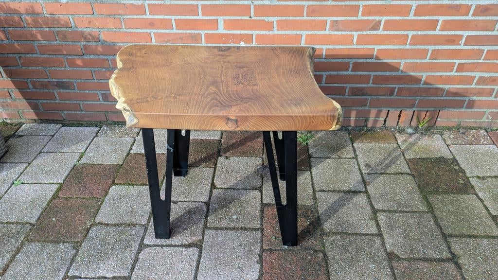 Bijzettafel Acaciahout met Zwart Stalen Poten, Huis en Inrichting, Tafels | Bijzettafels, Gebruikt, Rechthoekig, 45 tot 60 cm
