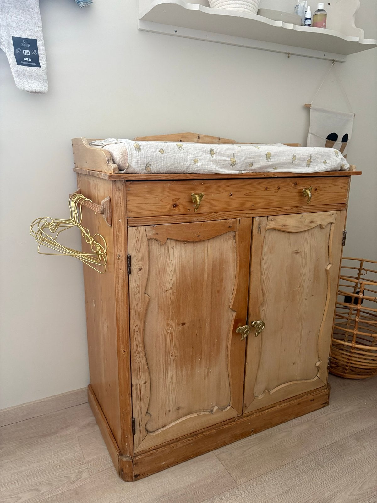 Antieke houten commode met Arte behang, Ophalen