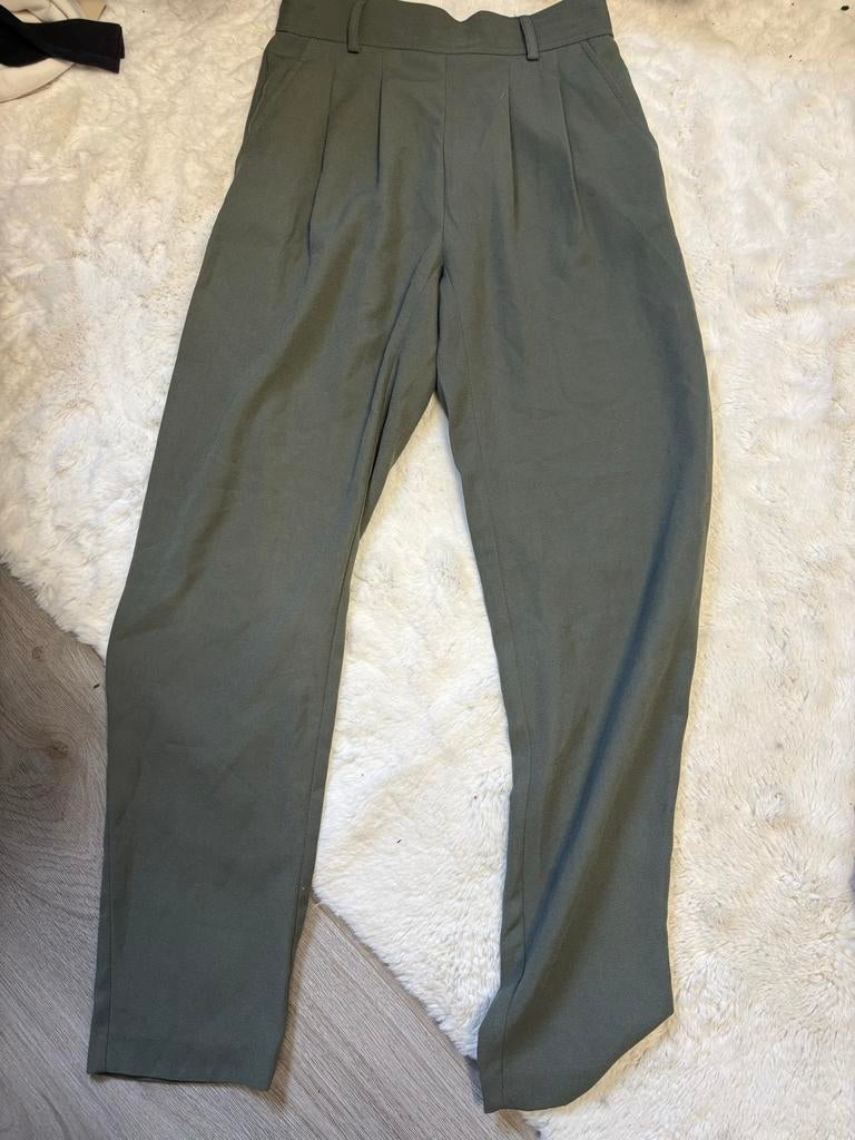 Primark kaki broek maat 32 (XS), Kleding | Dames, Broeken en Pantalons, Ophalen of Verzenden, Zo goed als nieuw, Maat 34 (XS) of kleiner