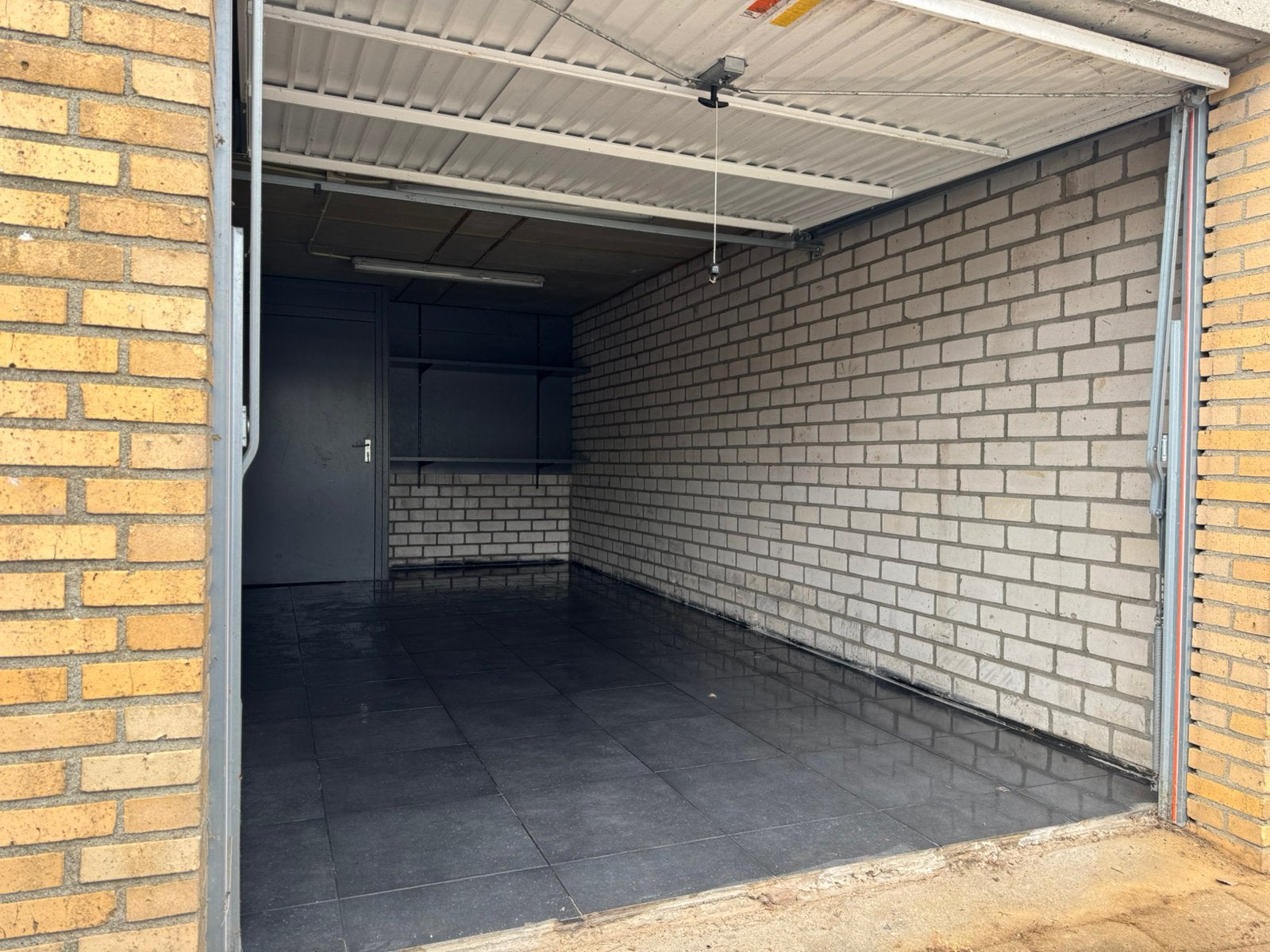 Garagebox te Huur 6x3 18m2 in Roermond Maasniel, Auto diversen, Autostallingen en Garages, Handelsonderneming Vleeshouwers, Info@q-trading.nl