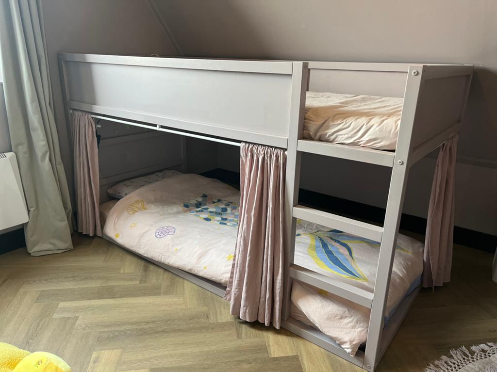 Ikea kura bed met gordijntjes en led verlichting, Kinderen en Baby's, Kinderkamer | Stapelbedden en Hoogslapers, Ophalen, Zo goed als nieuw