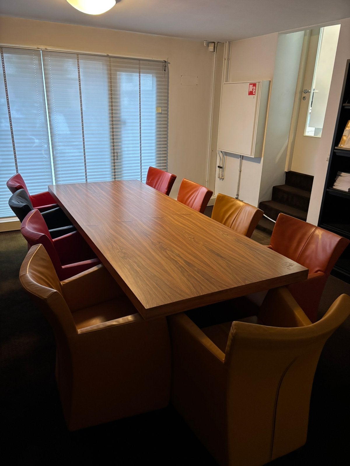 Grote houten eet-/vergadertafel + 9 leren stoelen, Ophalen, Gebruikt, 8 stoelen of meer