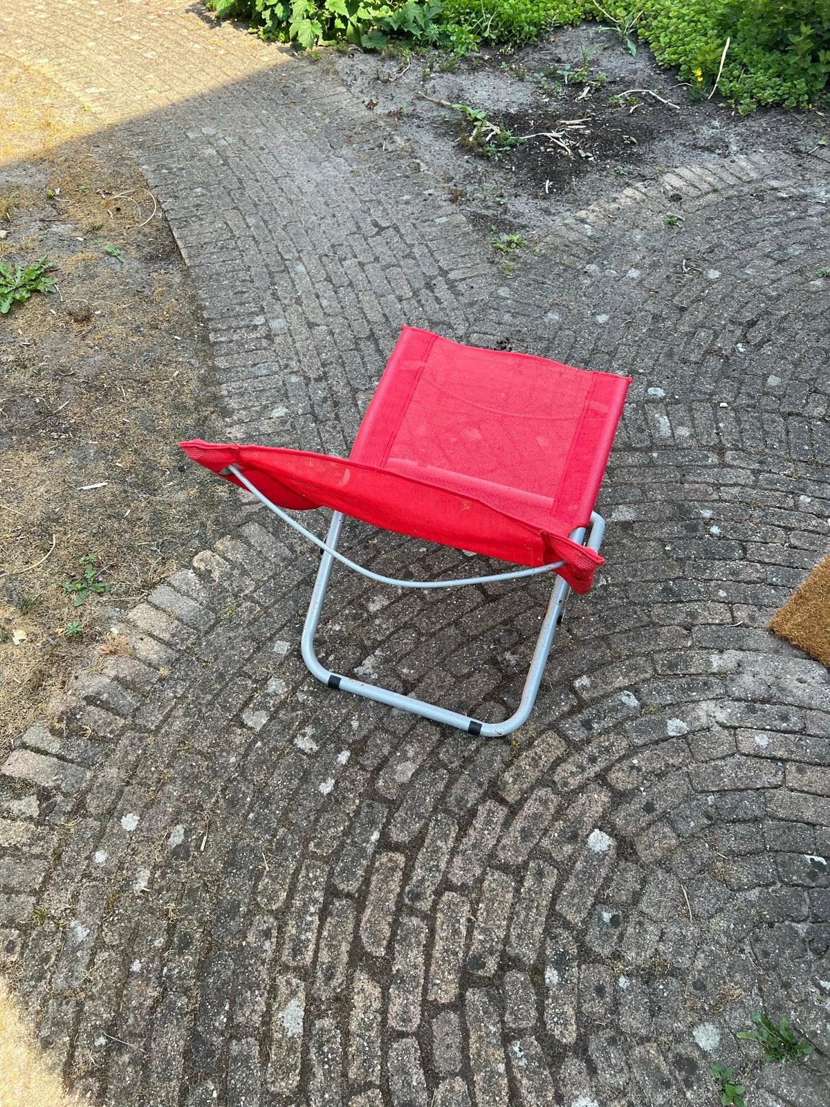 Rode inklapbare strandstoel / visstoel, lage zit, Ophalen, Zo goed als nieuw, Kunststof, Inklapbaar