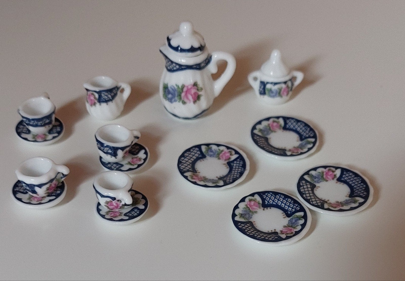 Serviesje voor poppenhuis., Verzamelen, Poppenhuizen en Toebehoren, Ophalen, Zo goed als nieuw, Poppenhuis