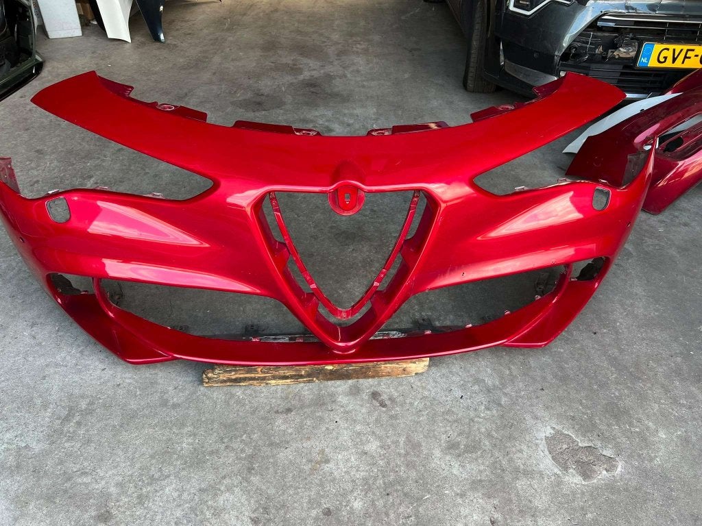 voorbumper Stelvio Quadrifoglio Q4 50540715 koplspr pdc rood, Gebruikt, Italy, Alfa Romeo, Bumper