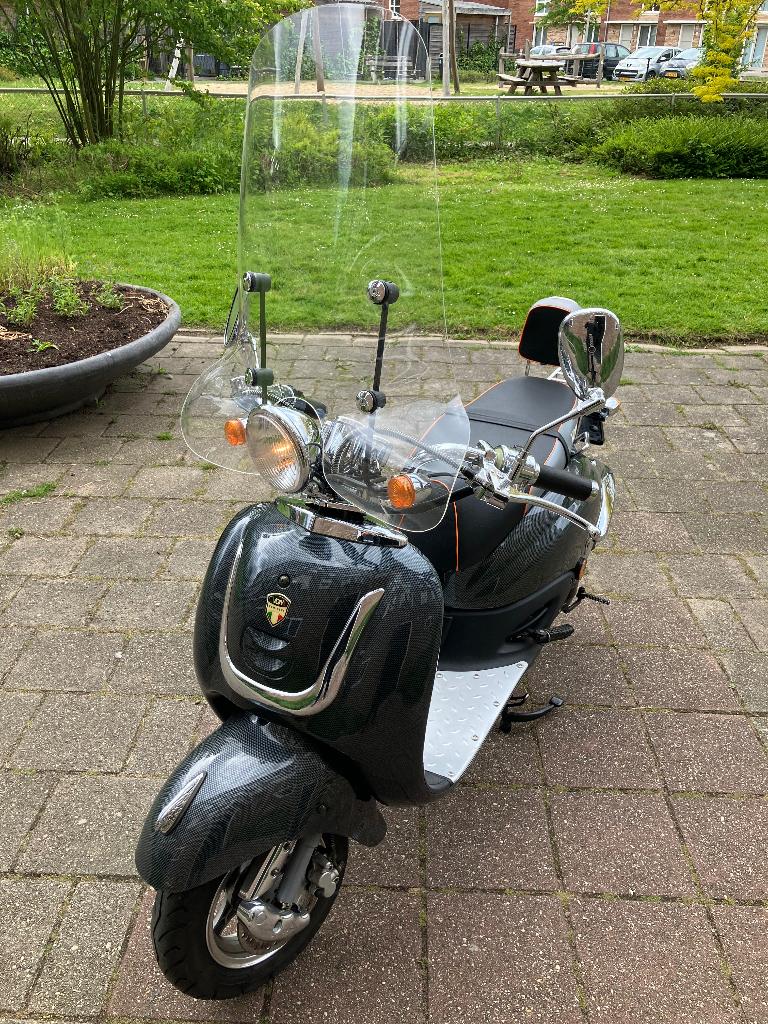 VOM Bella retro scooter, Fietsen en Brommers, Snorfietsen en Snorscooters, Zo goed als nieuw, Overige merken, Benzine, Ophalen