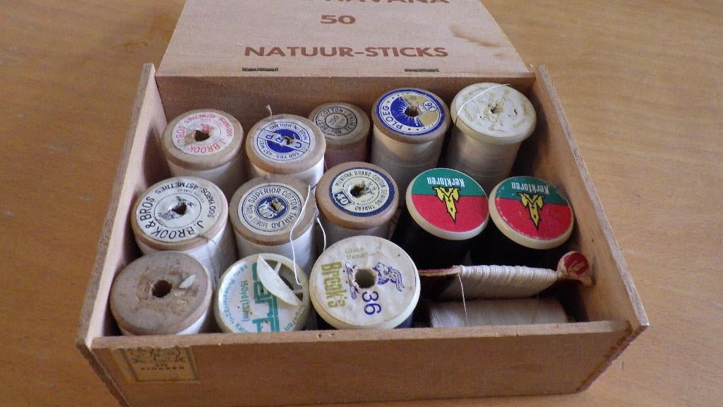 mooi retro doosjes met houten klosjes garen, Ophalen of Verzenden, Overige typen