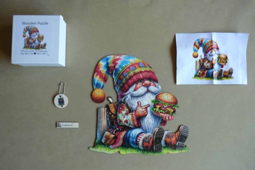 Houten puzzel (A3) '' KABOUTER MET HAMBURGER '' + Poster 201, Ophalen, Minder dan 500 stukjes, Zo goed als nieuw, Legpuzzel