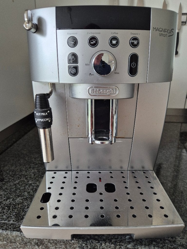 Koffiezetapparaat DeLonghi Magnifica Smart S, Witgoed en Apparatuur, Koffiezetapparaten, Koffiemachine, Zo goed als nieuw, 2 tot 4 kopjes