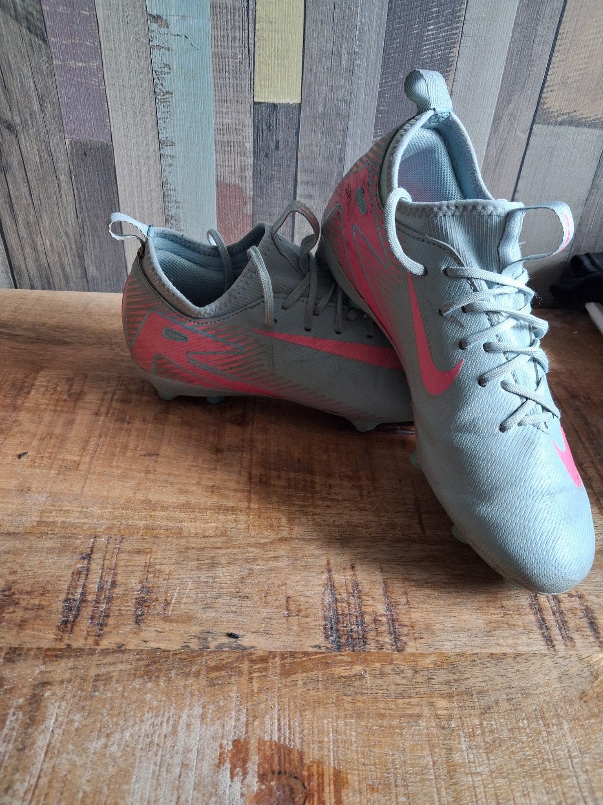 Nike voetbalschoenen maat 36, grijs/roze, Maat XS of kleiner, Ophalen, Zo goed als nieuw, Schoenen