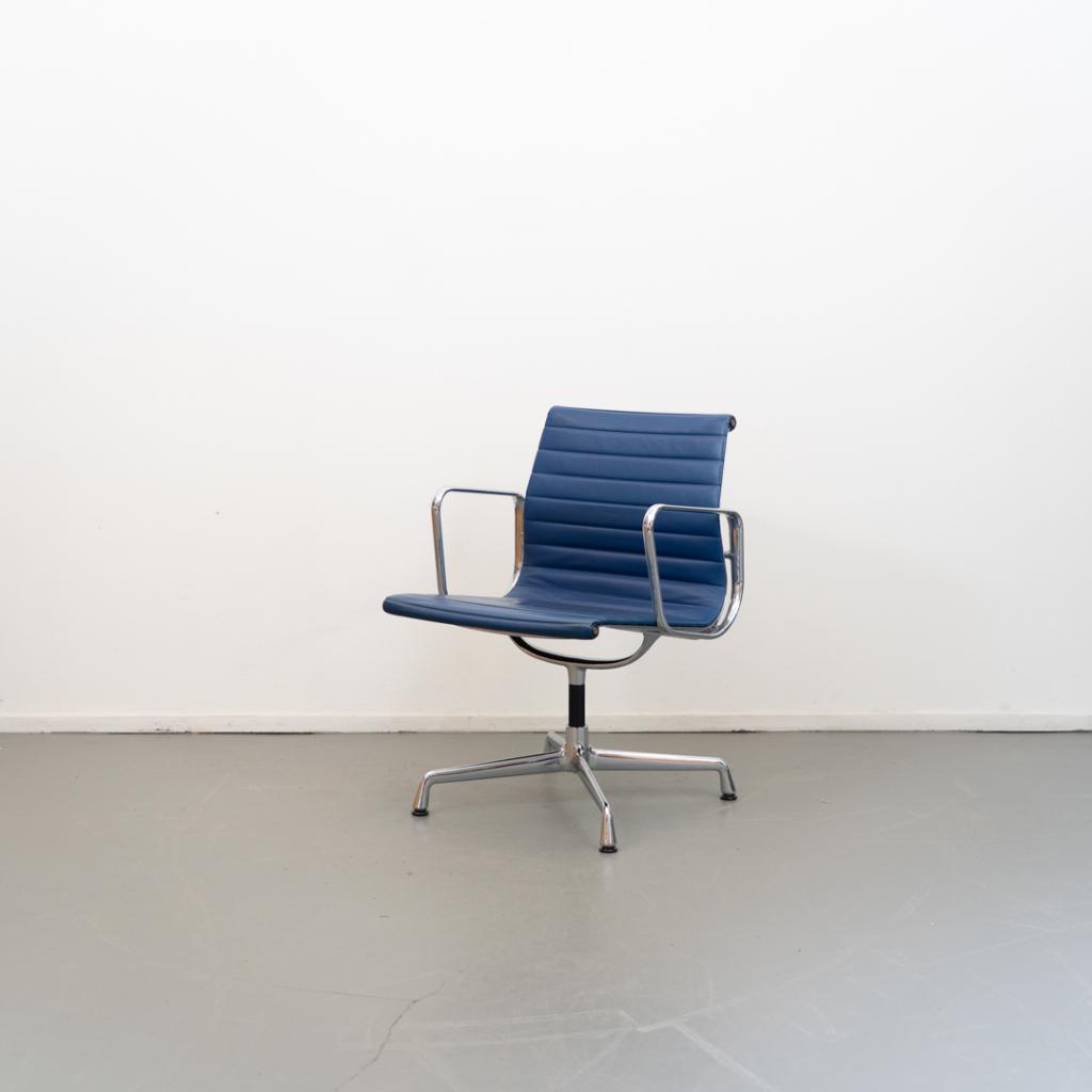 6 Vitra Eames Ea 108 stoel Blauw leer, Huis en Inrichting, Stoelen, Niet ingevuld, Niet ingevuld, Zo goed als nieuw, Leer