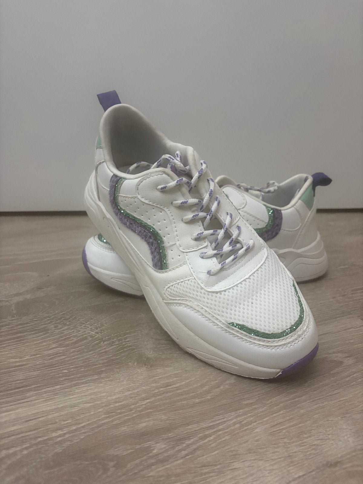 Witte Bristol sneakers met paarse en groene accenten, Verzenden, Zo goed als nieuw, Wit, Sneakers of Gympen
