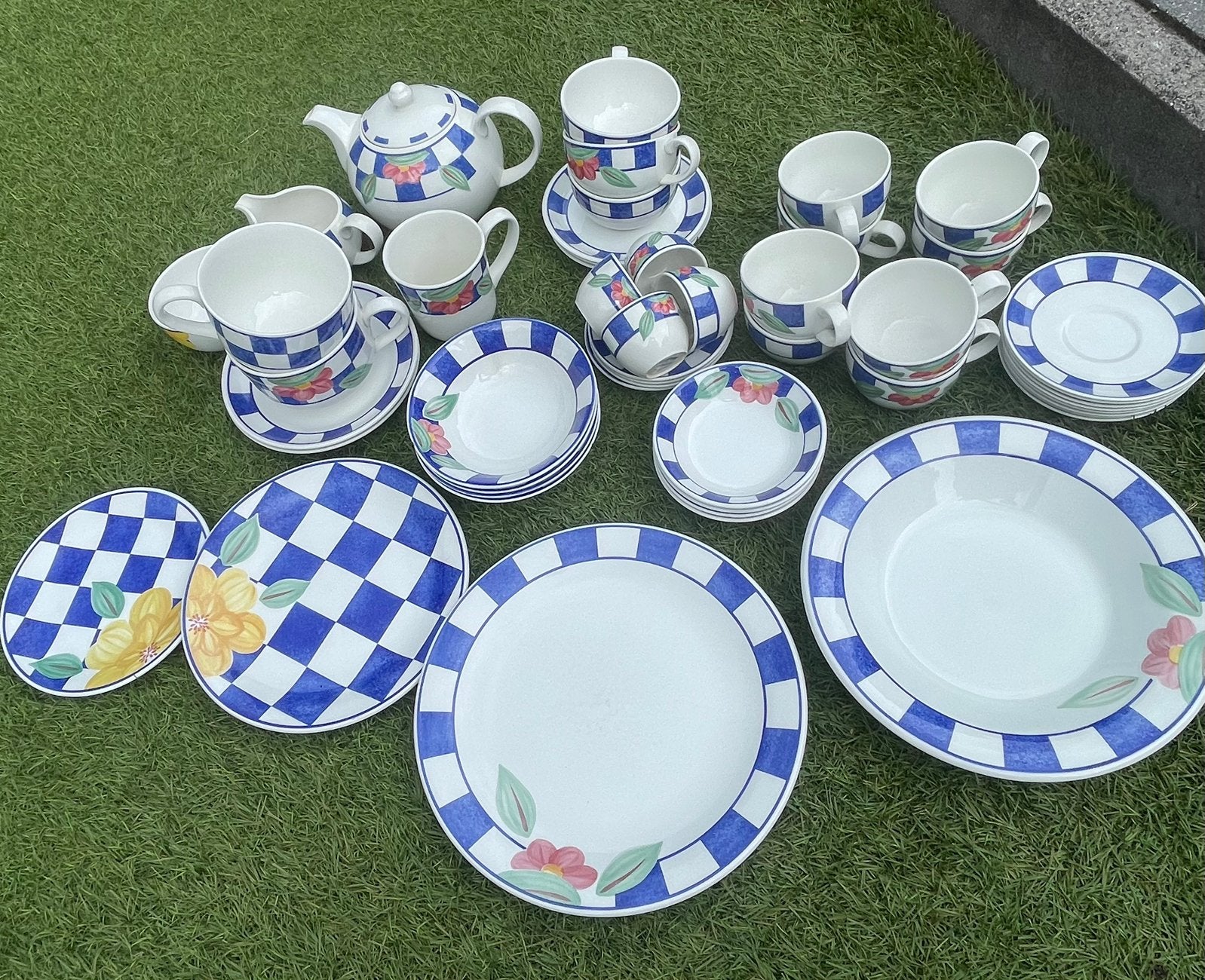 Prachtig servies Johnson Brothers -Hopscotch Blue (51-delig), Ophalen
