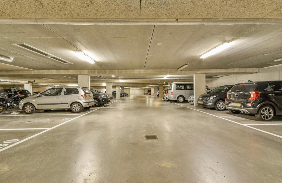 Parkeerplaats te huur in Parkeergarage Amsterdam, Huizen en Kamers, Garages en Parkeerplaatsen, Amsterdam
