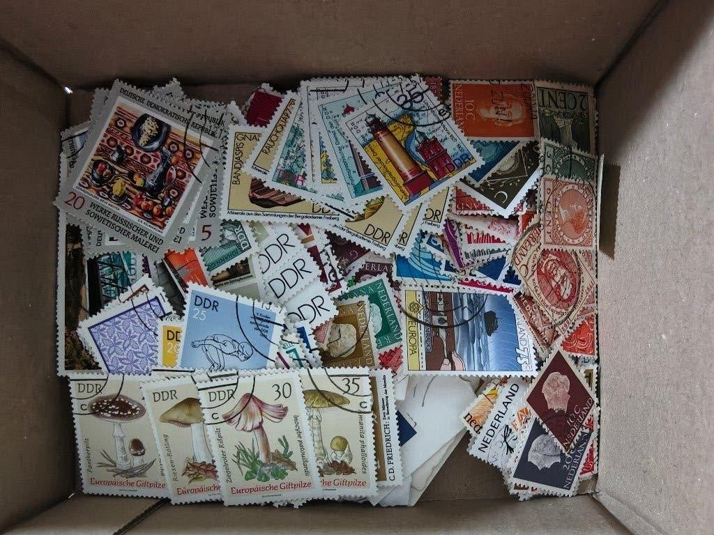 Bomvol doosje postzegels uit  heel de wereld, Postzegels en Munten, Verzenden, Nederland en Buitenland
