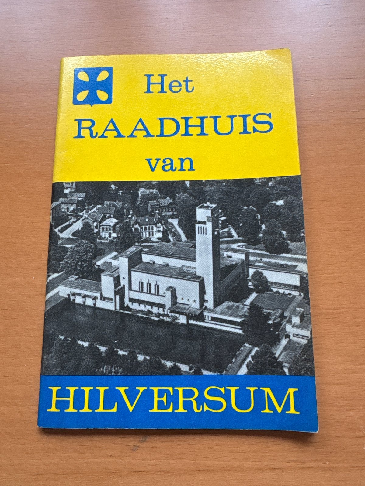 Het Raadhuis van Hilversum - Historisch Boekje, Ophalen of Verzenden, 20e eeuw of later, Gelezen