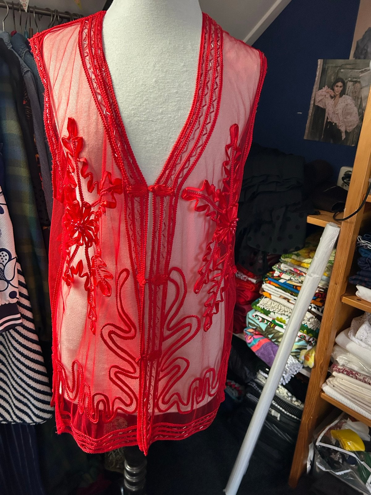 Rood doorschijnend vestje met borduursels Hunza, Kleding | Dames, Maat 38/40 (M), Ophalen of Verzenden, Zo goed als nieuw, Zonder mouw