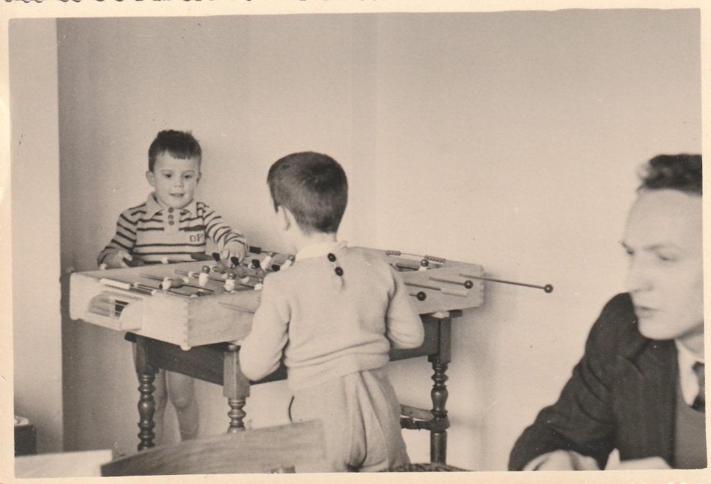 fotokaart  -   aan de  voetbal tafel  -  13 op 9    cm, Verzamelen, Foto's en Prenten, Verzenden, Voor 1940, Zo goed als nieuw