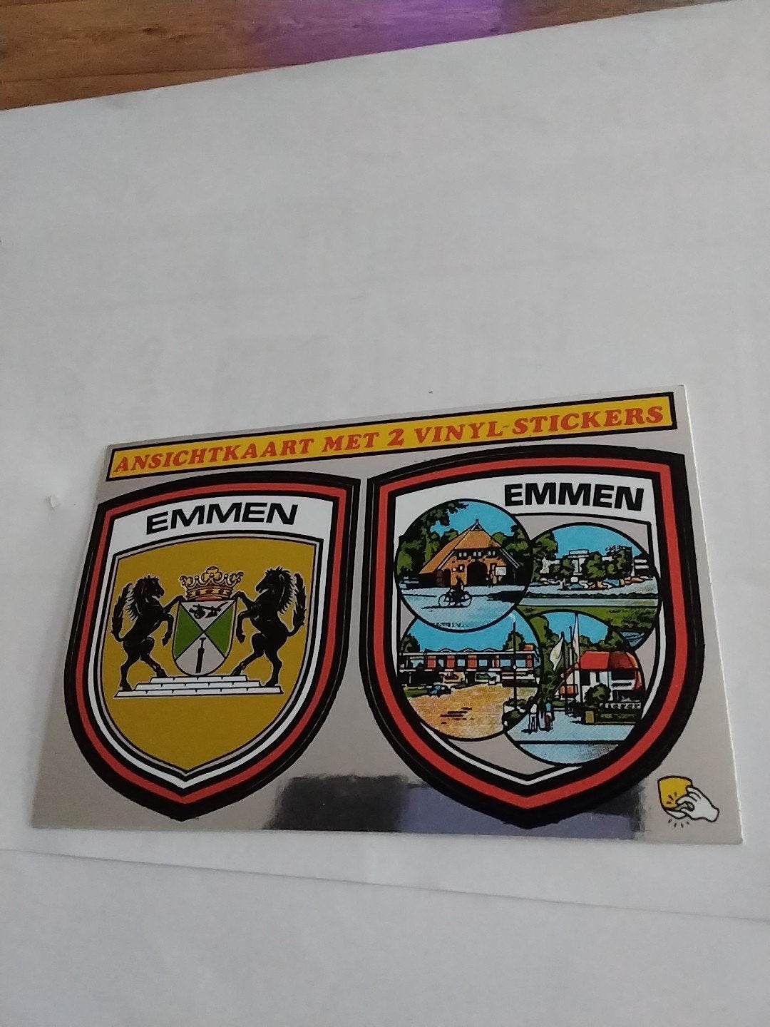 Ansichtkaart met 2 vinyl stickers - Emmen (1982), Ophalen of Verzenden, 1980 tot heden, Gelopen, Drenthe