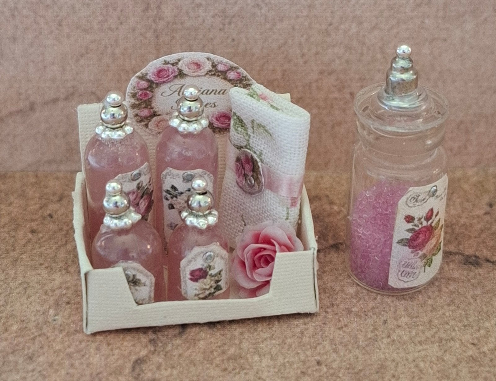 Display met flesjes 1:12, Verzamelen, Poppenhuizen en Toebehoren, Ophalen of Verzenden, Nieuw, Poppenhuis