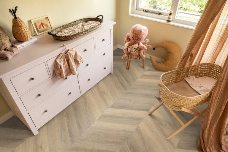 YUP Paddington Chevron dryback beige l €19,90, Parket, PVC DRYBACK HONGAARSE PUNT, Crème, 75 m² of meer