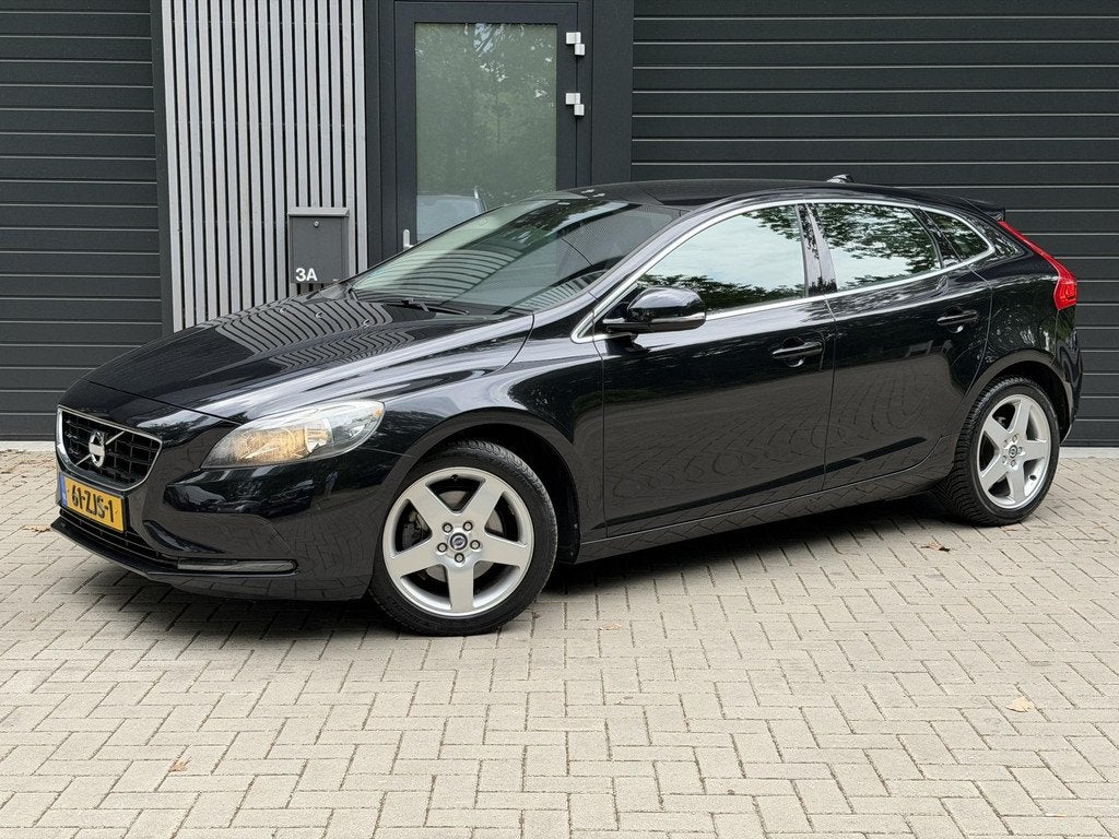 Volvo V40 1.6 T4 Momentum, Gebruikt, 4 cilinders, Leder en Stof, Zwart