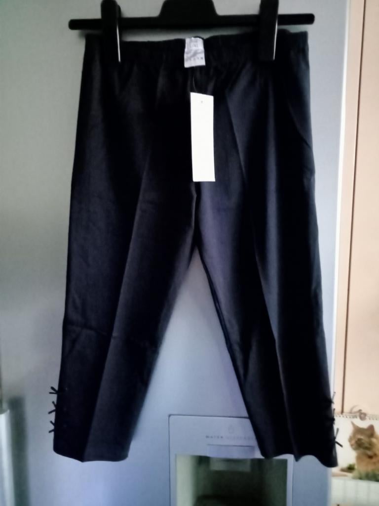Nieuwe zwarte Capri legging met strikjes aan de pijpen, Kleding | Dames, Leggings, Maillots en Panty's, Ophalen of Verzenden, Nieuw