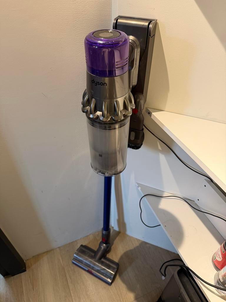 Dyson V11 Absolute Extra met extra accu en opzetstukken, Ophalen, Zo goed als nieuw, Reservoir, Stofzuiger