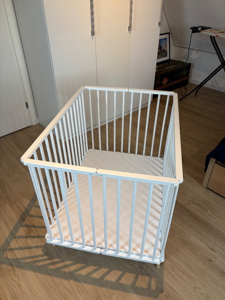 Opklapbare box, wit met eiken pootjes., Kinderen en Baby's, Boxen, Ophalen, Gebruikt, Rechthoekig, In hoogte verstelbaar