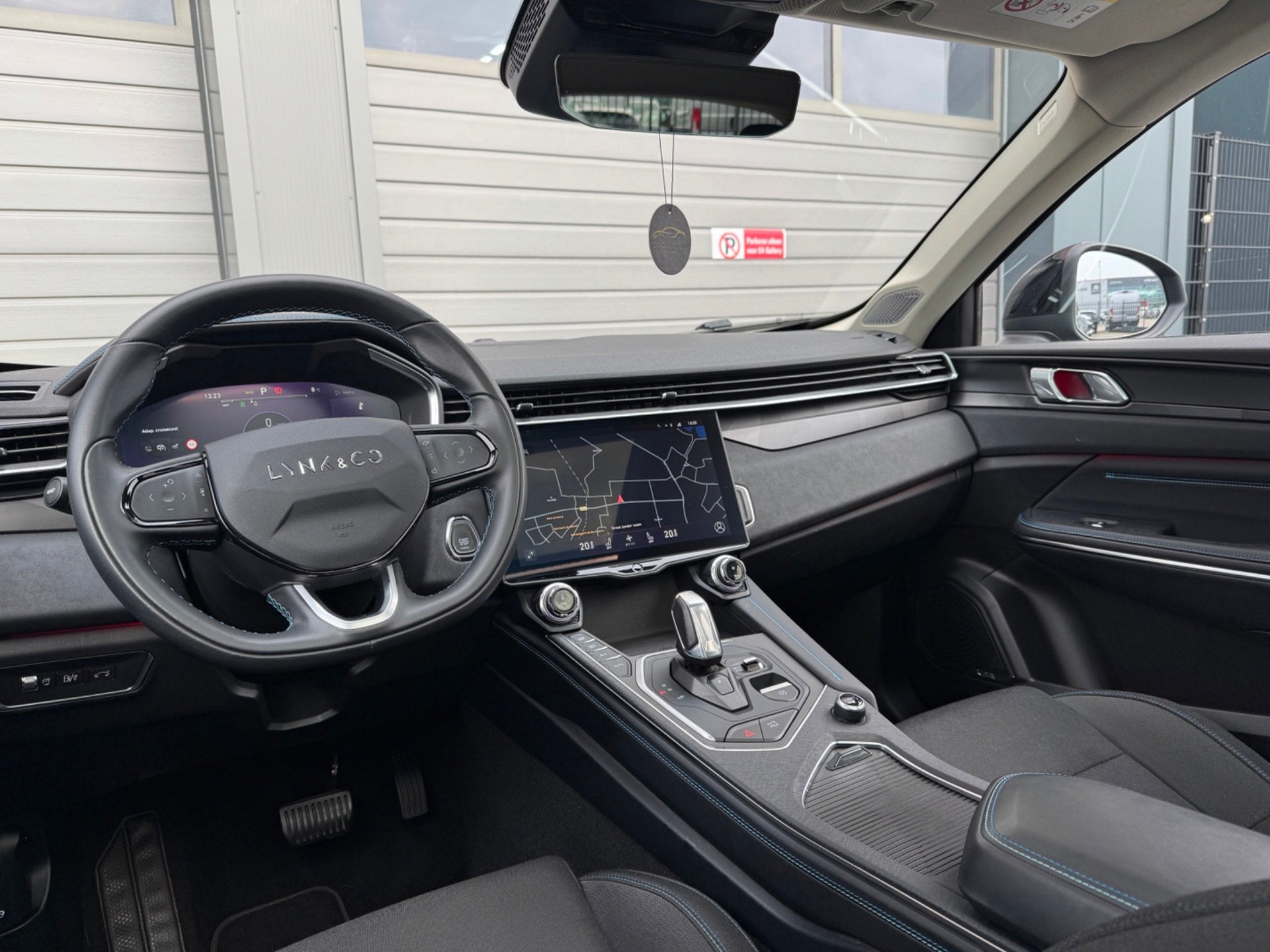 Lynk & Co 01 1.5 Bomvol Black Edition 261PK 360Camera NAP, Auto's, Dealer onderhouden, Euro 6, Zwart, Bedrijf