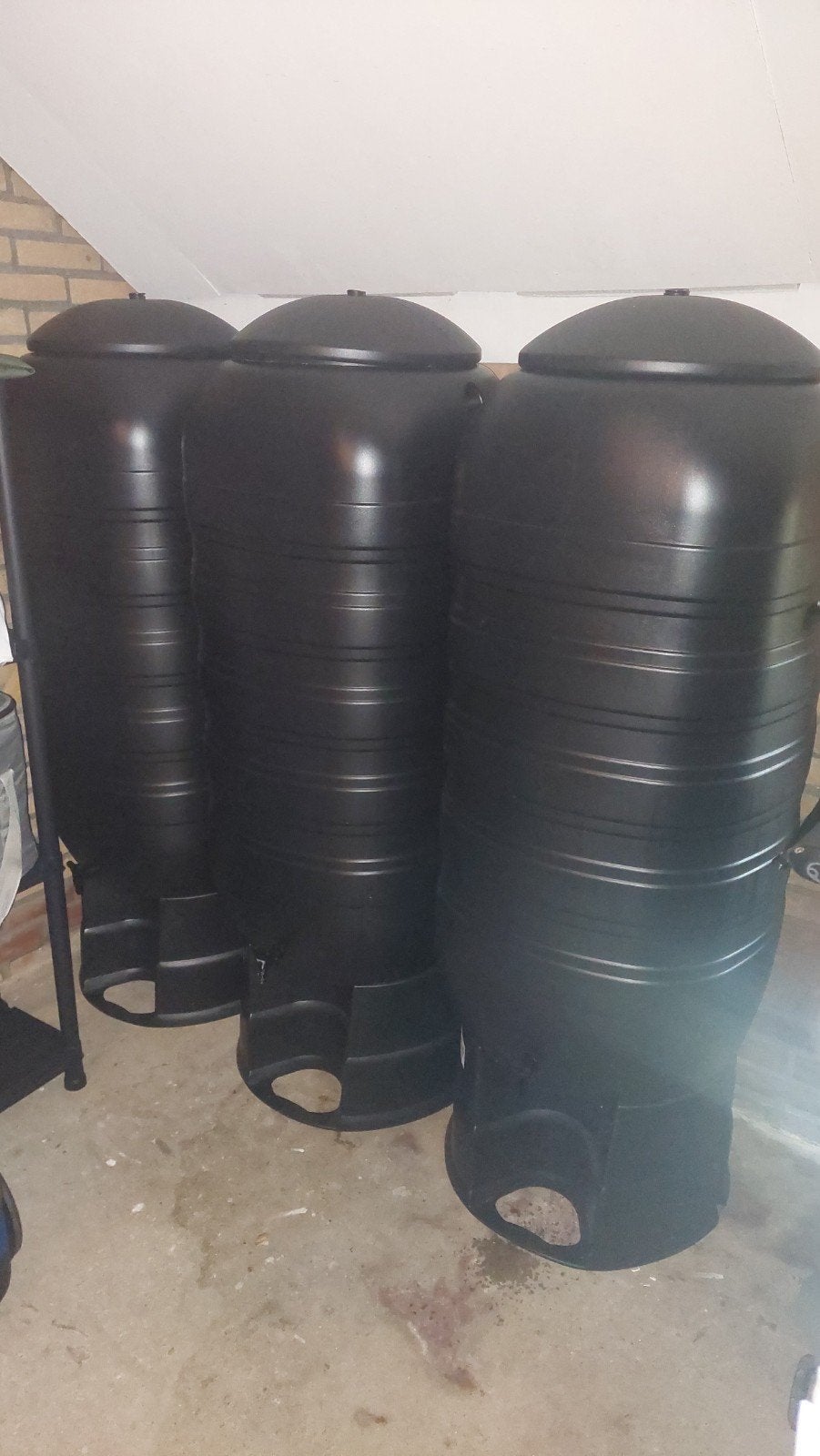 3 regentonnen op standaard met deksels. Nieuwstaat., Ophalen, Kunststof, 150 liter of meer, Zo goed als nieuw