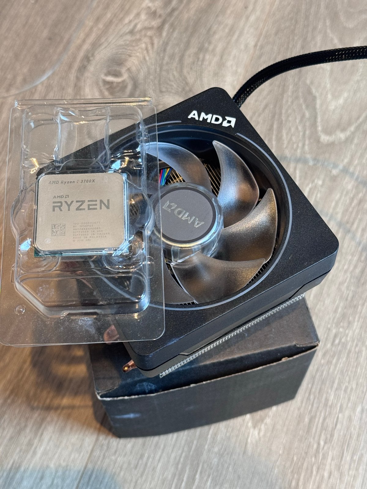 AMD Ryzen 7 3700X met nieuwe Wraith Prism Koeler, Computers en Software, Processors, Ophalen of Verzenden, Zo goed als nieuw, 8-core