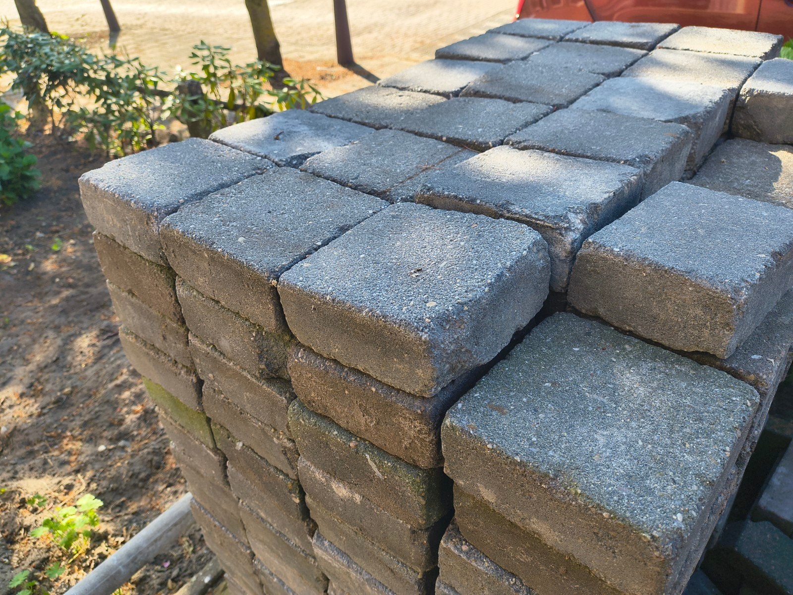betontegels en steentjes (gratis), Ophalen, Gebruikt, Beton, Terrastegels