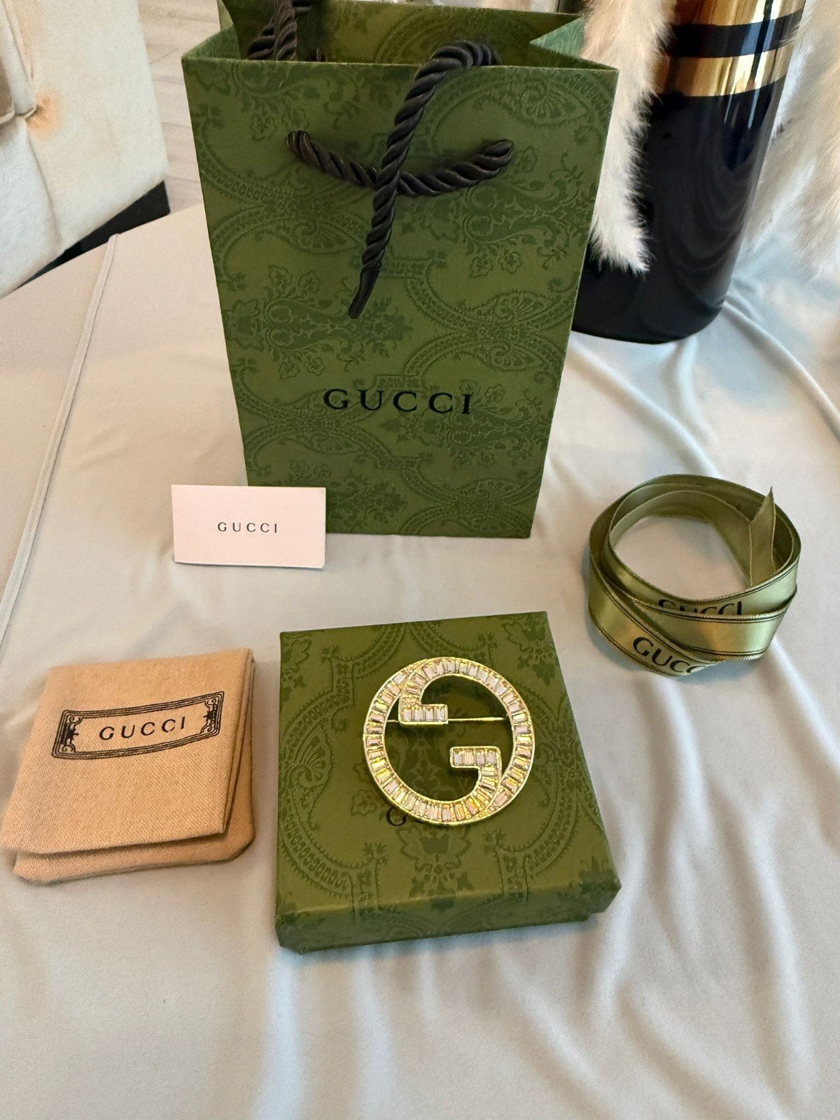 Nieuwe Gucci Broche met Kristallen - GG Logo, Sieraden, Tassen en Uiterlijk, Broches, Met kristal, Overige materialen, 4 tot 7 cm