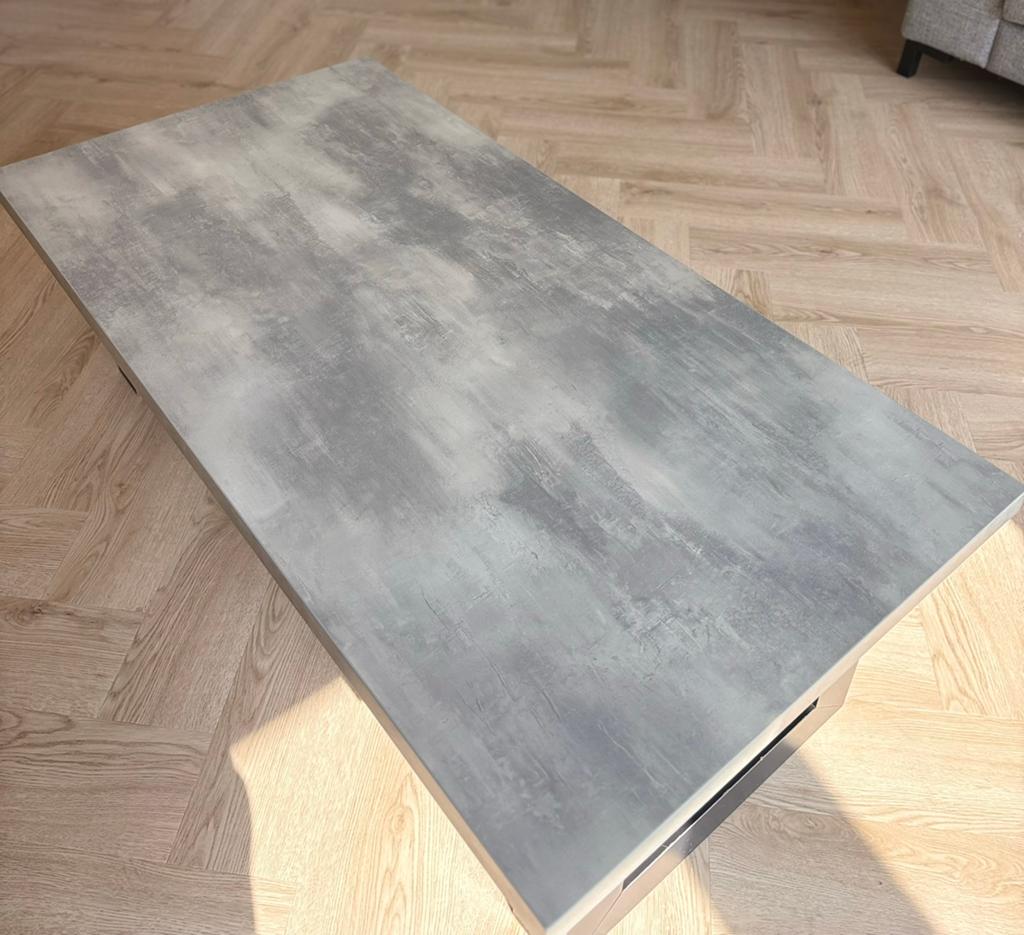 Salontafel met betonnen look blad en zwart onderstel, Huis en Inrichting, Tafels | Salontafels, Ophalen, Overige materialen, Gebruikt