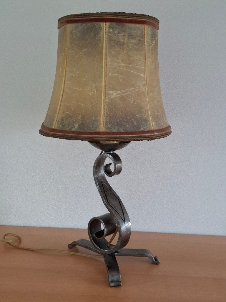 Lamp met metalen voet voorzien van dun lederen kap, Ophalen, Zo goed als nieuw, Overige materialen