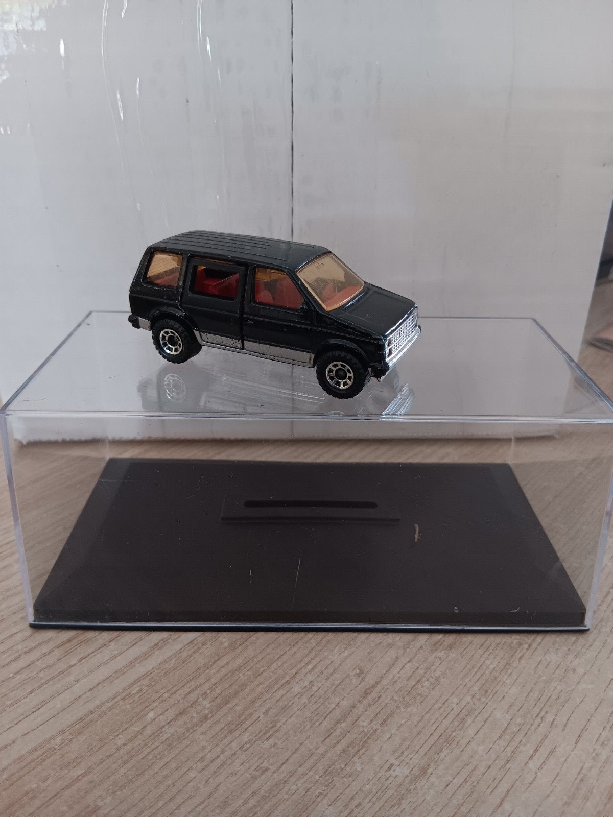 Zwarte speelgoedauto in vitrine, Ophalen of Verzenden