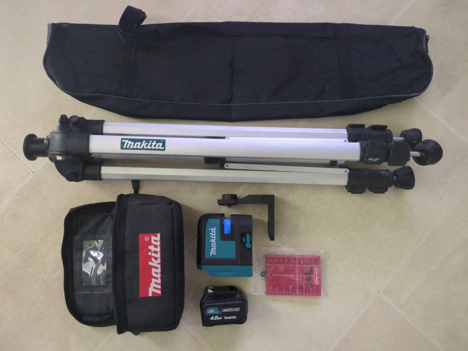 Makita laser (rood)SK105D met accu, toebehoren en statief, Ophalen of Verzenden