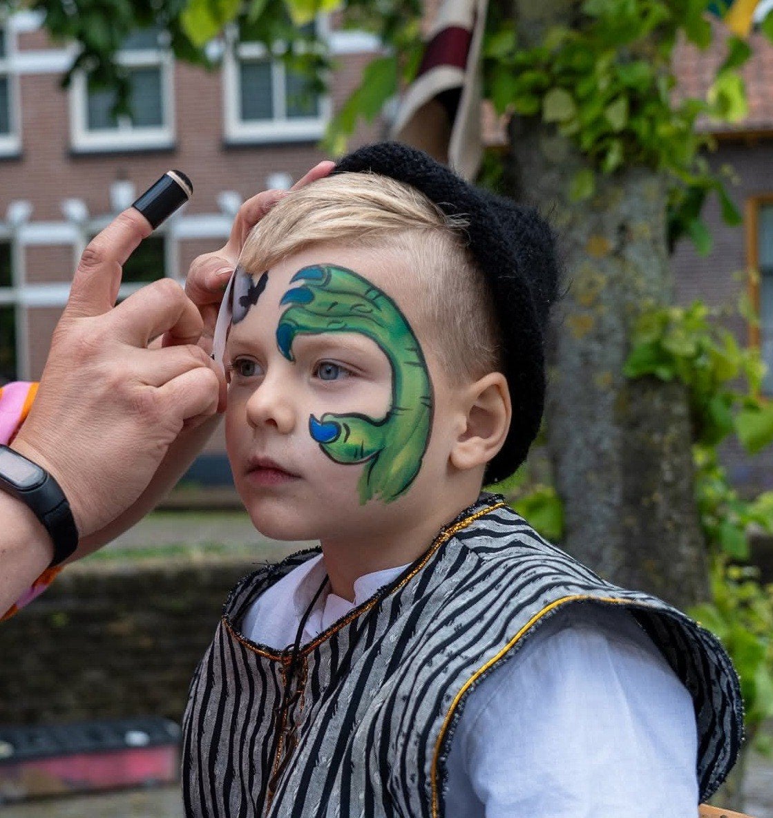 Tante Toverkwast fleurt elk feestje op.
