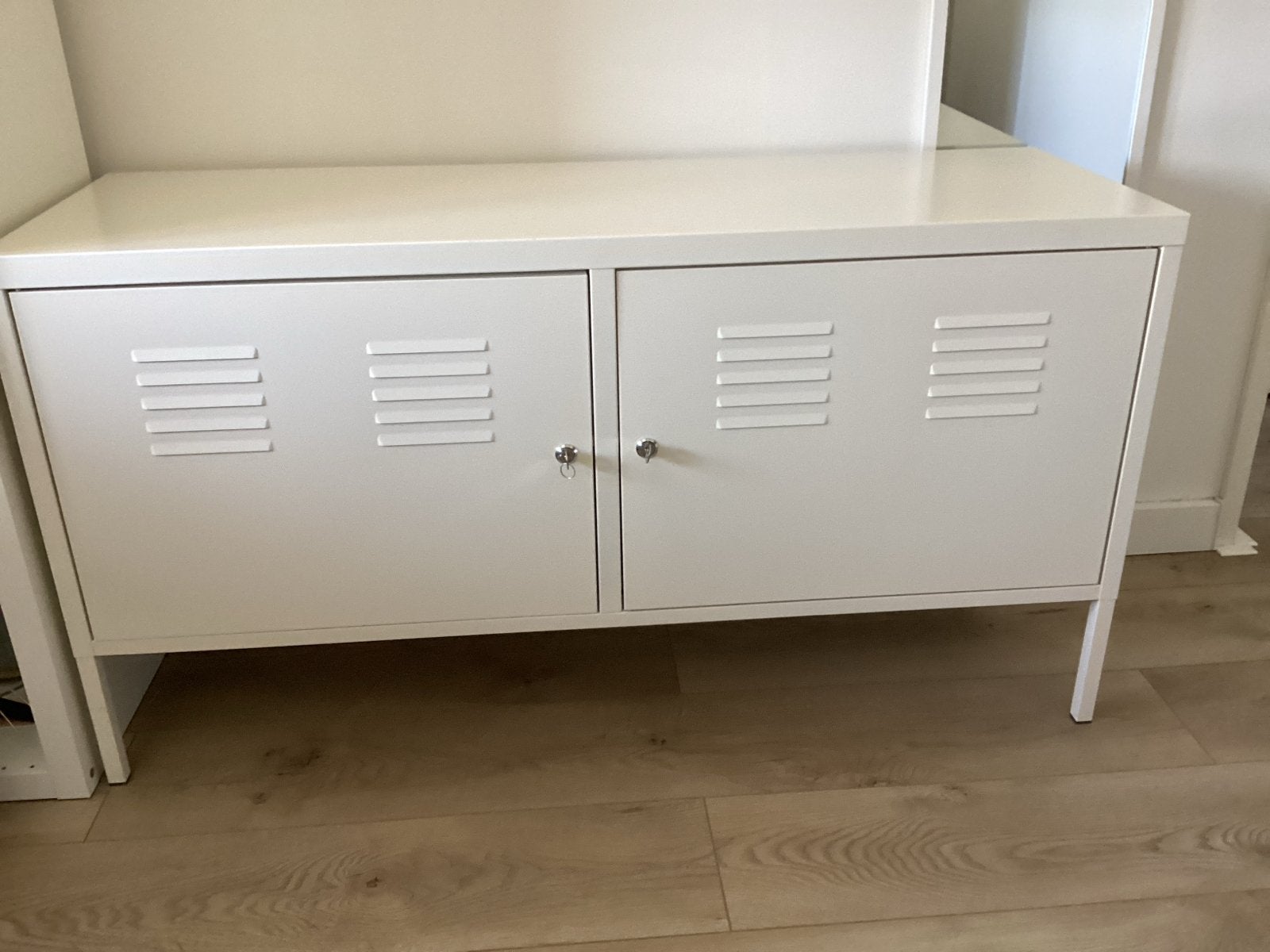 Wit metalen dressoir met 2 deuren, Ophalen, Gebruikt