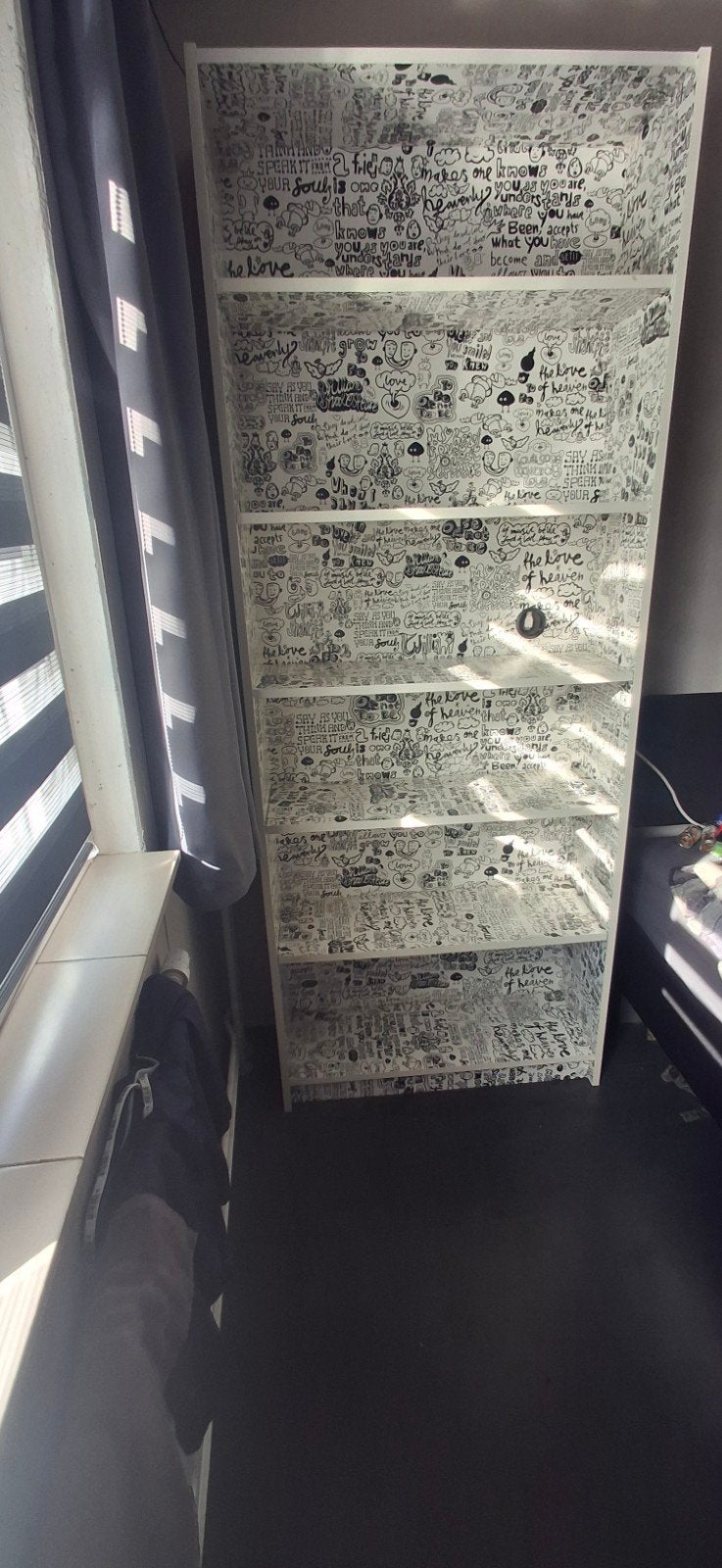 Unieke Boekenkast met Handgetekende Illustraties, Met plank(en), 200 cm of meer, 25 tot 50 cm, Overige houtsoorten