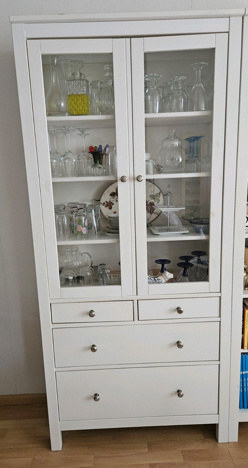 Witte vitrinekast met lades en glazen deuren, Ophalen, Gebruikt, Met lade(s), Overige houtsoorten