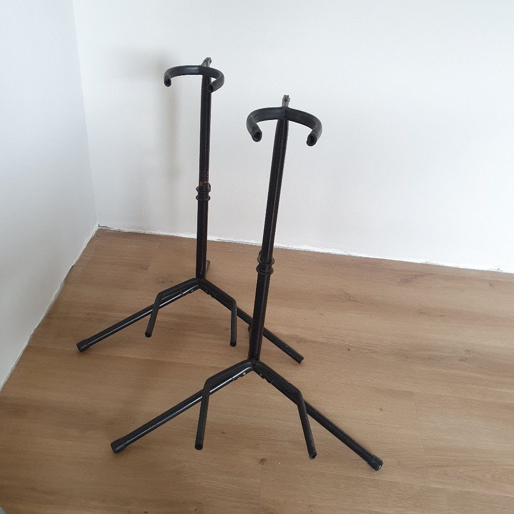 2 guitar stands