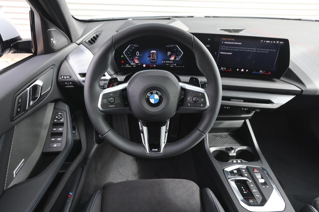BMW 1 Serie 120 M Sport Automaat / Panoramadak / Sportstoele, Zwart, 156 pk, Bedrijf, 3 cilinders
